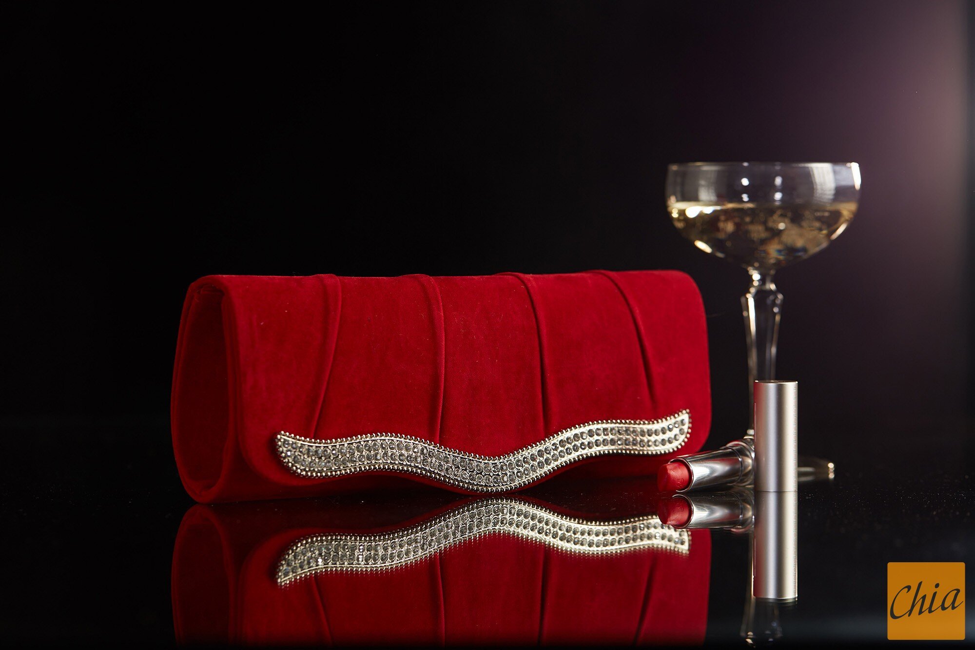 Клатч из бархата со стразами формы baguette