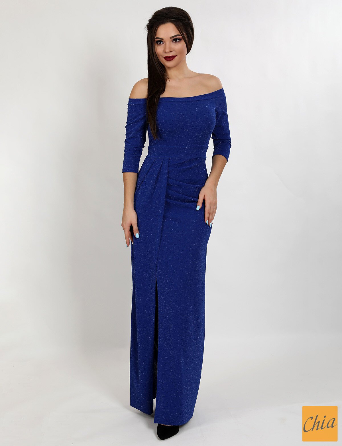 Платье из люриксового трикотажа с разрезом