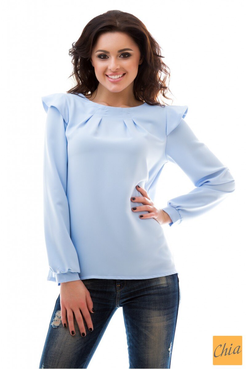 Голубая блузка с воланом