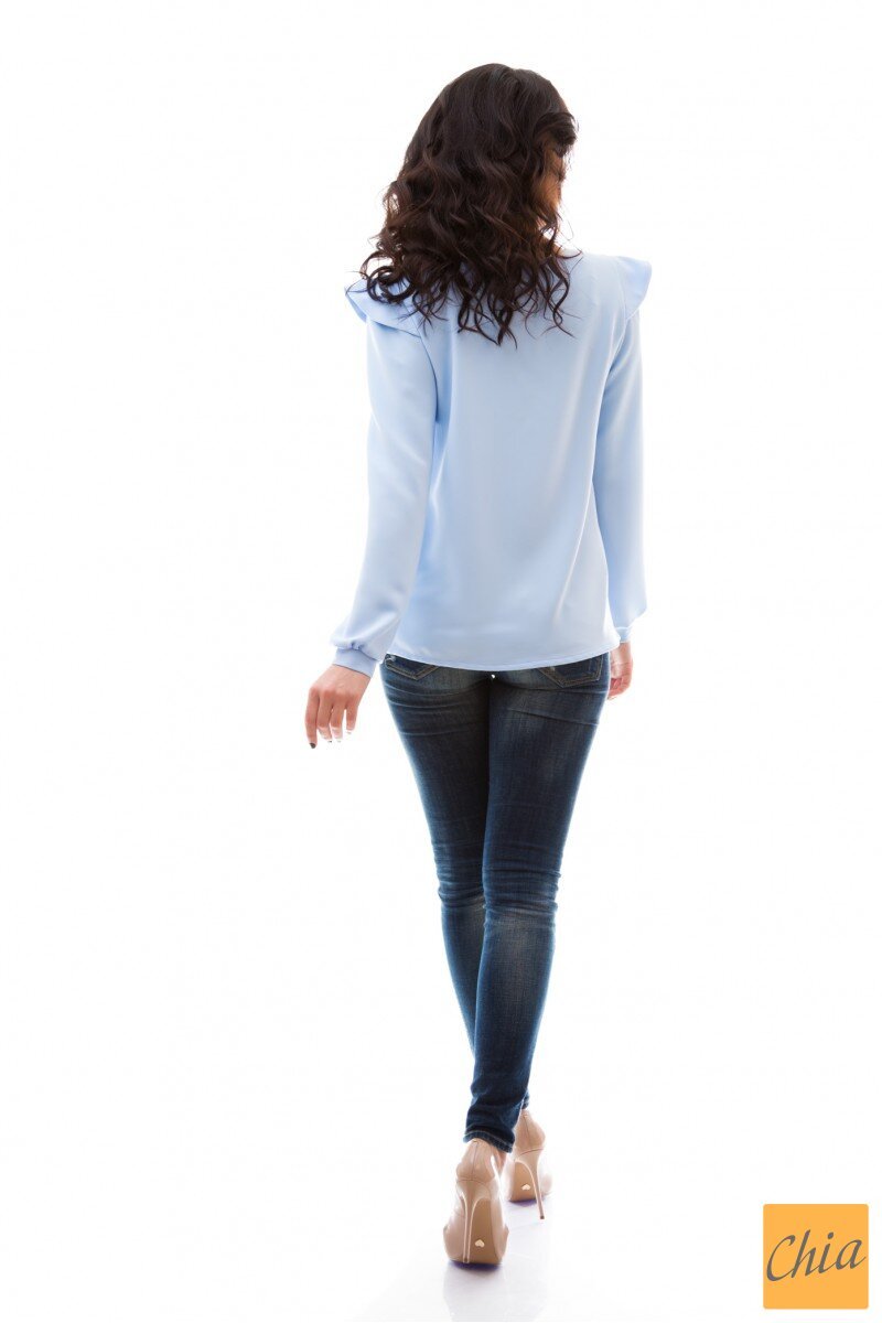 Голубая блузка с воланом