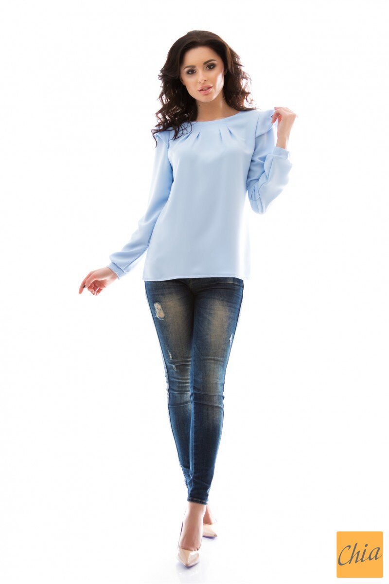 Голубая блузка с воланом