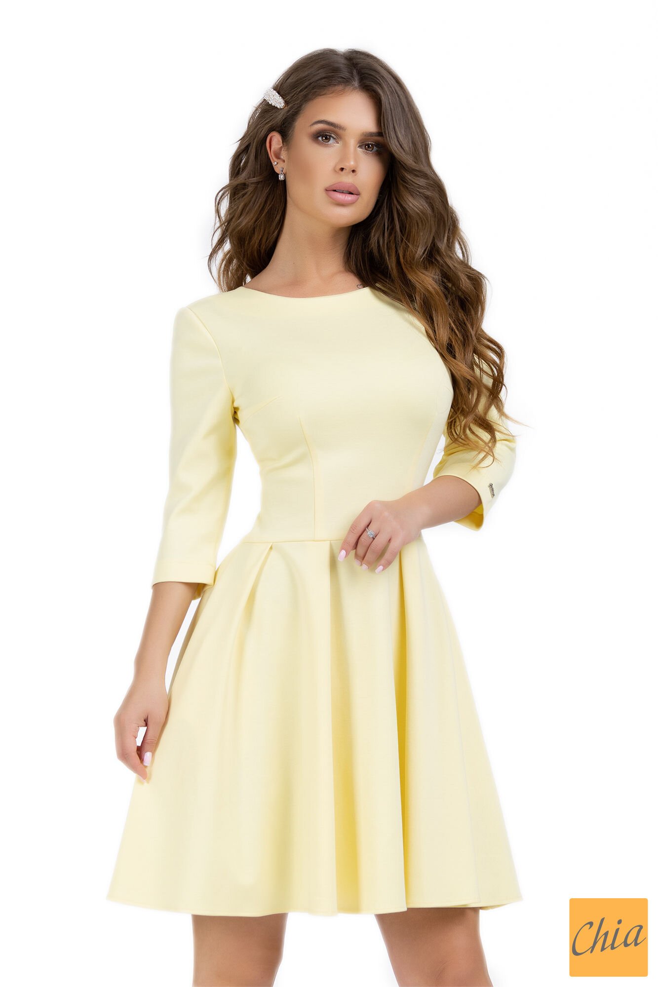 Желтое трикотажное платье