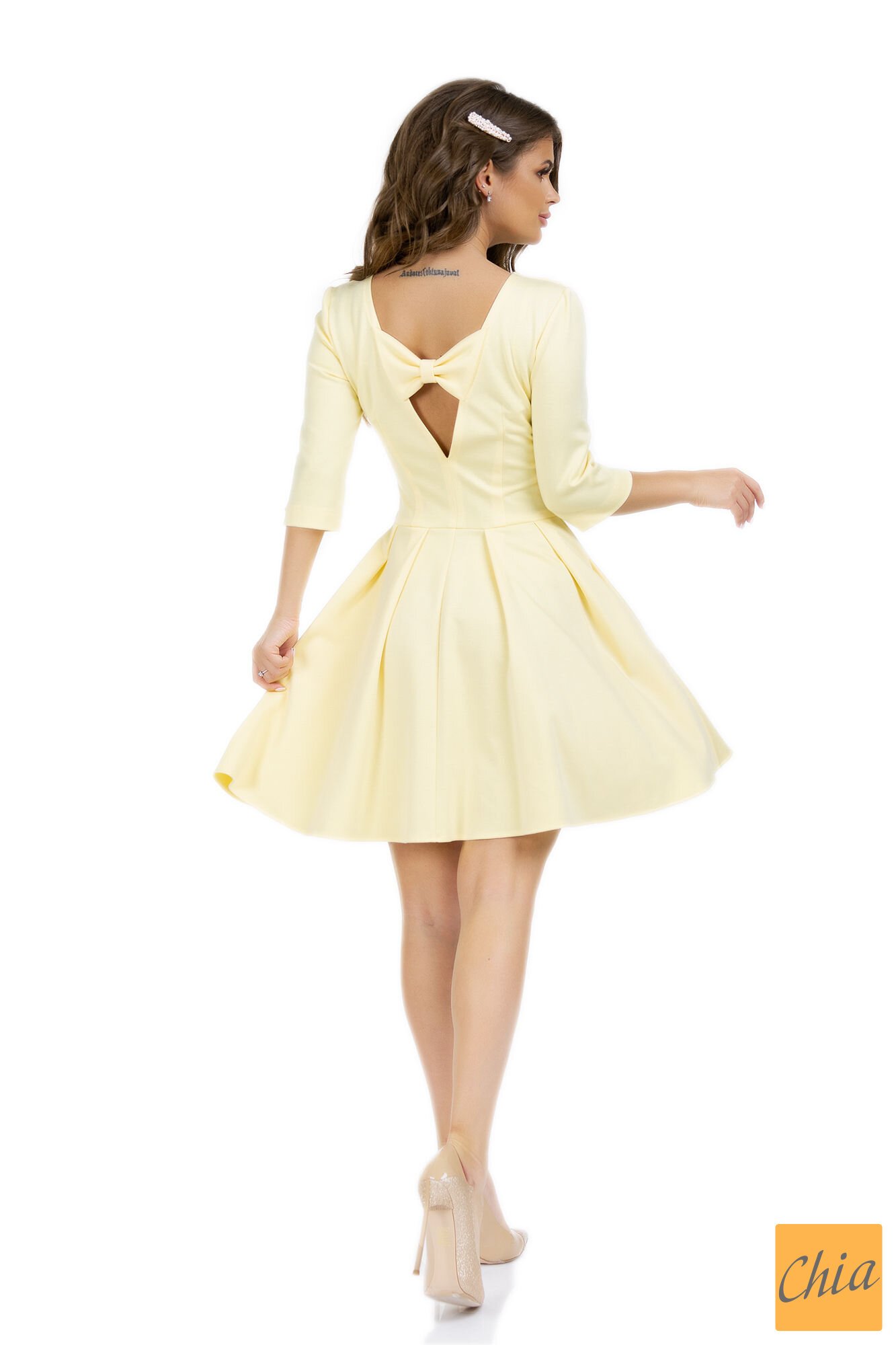 Желтое трикотажное платье