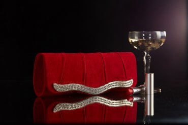 Клатч из бархата со стразами формы baguette