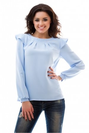 Голубая блузка с воланом