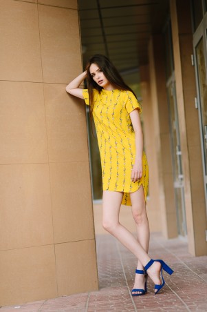 Lilo: Желтое короткое платье прямого кроя в пеликаны 08019 - фото 3