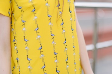 Lilo: Желтое короткое платье прямого кроя в пеликаны 08019 - фото 5