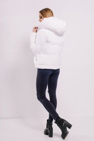Lilo: Белая короткая куртка-пуховик с капюшоном 8123 - фото 5
