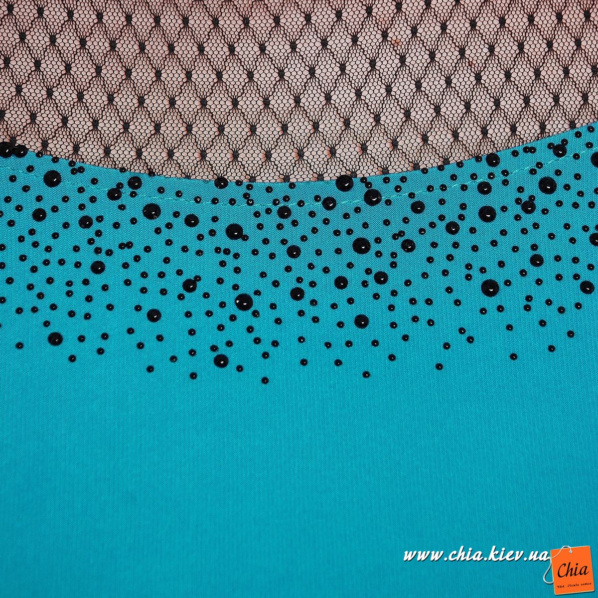 Костюм с яркой туникой