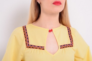 Lilo: Желтое льняное прямое платье с орнаментом 8048 - фото 3