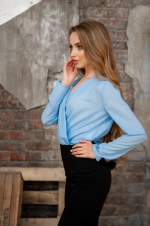 Fognar: Голубая блуза с запахом 1105/3 - фото 2
