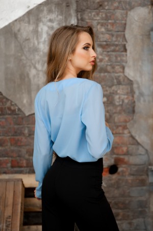 Fognar: Голубая блуза с запахом 1105/3 - фото 3