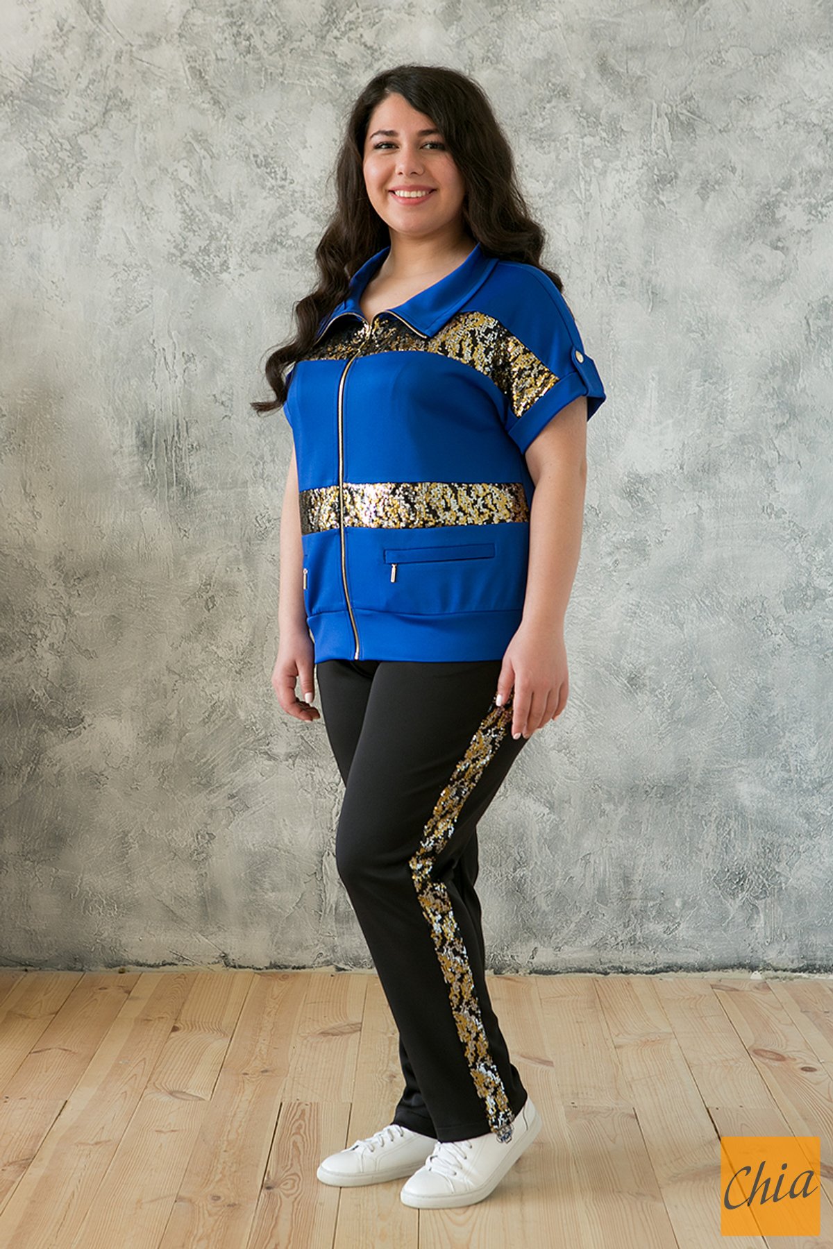 Костюм со вставками из пайеток