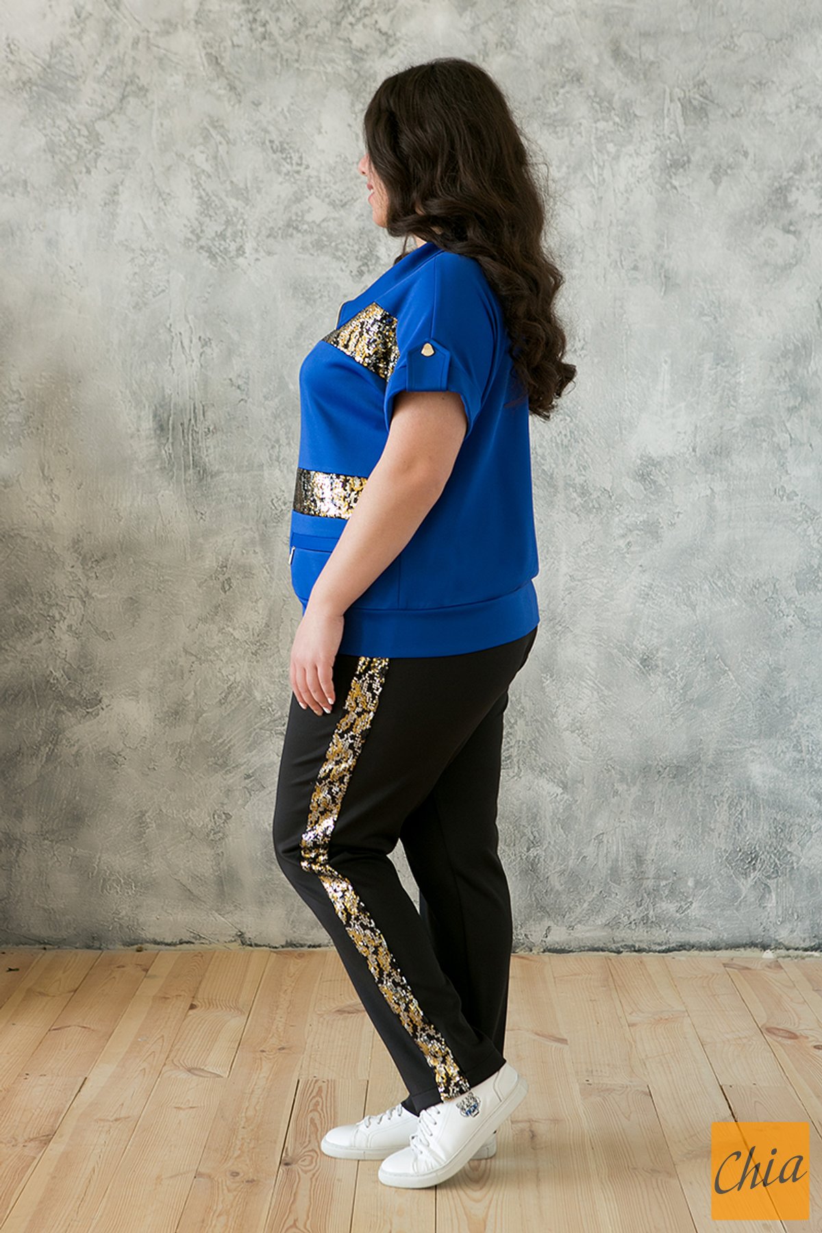 Костюм со вставками из пайеток