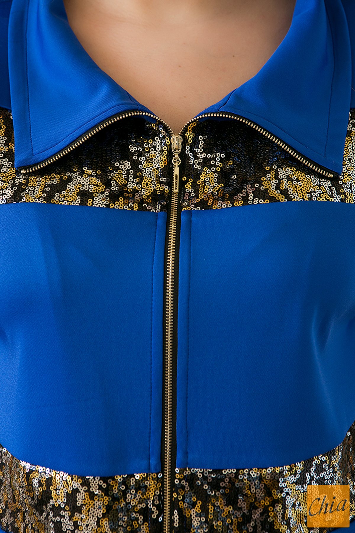 Костюм со вставками из пайеток