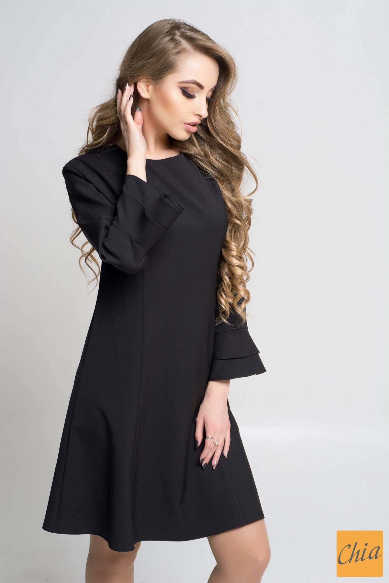 Изящное женское платье с расклешенными рукавами