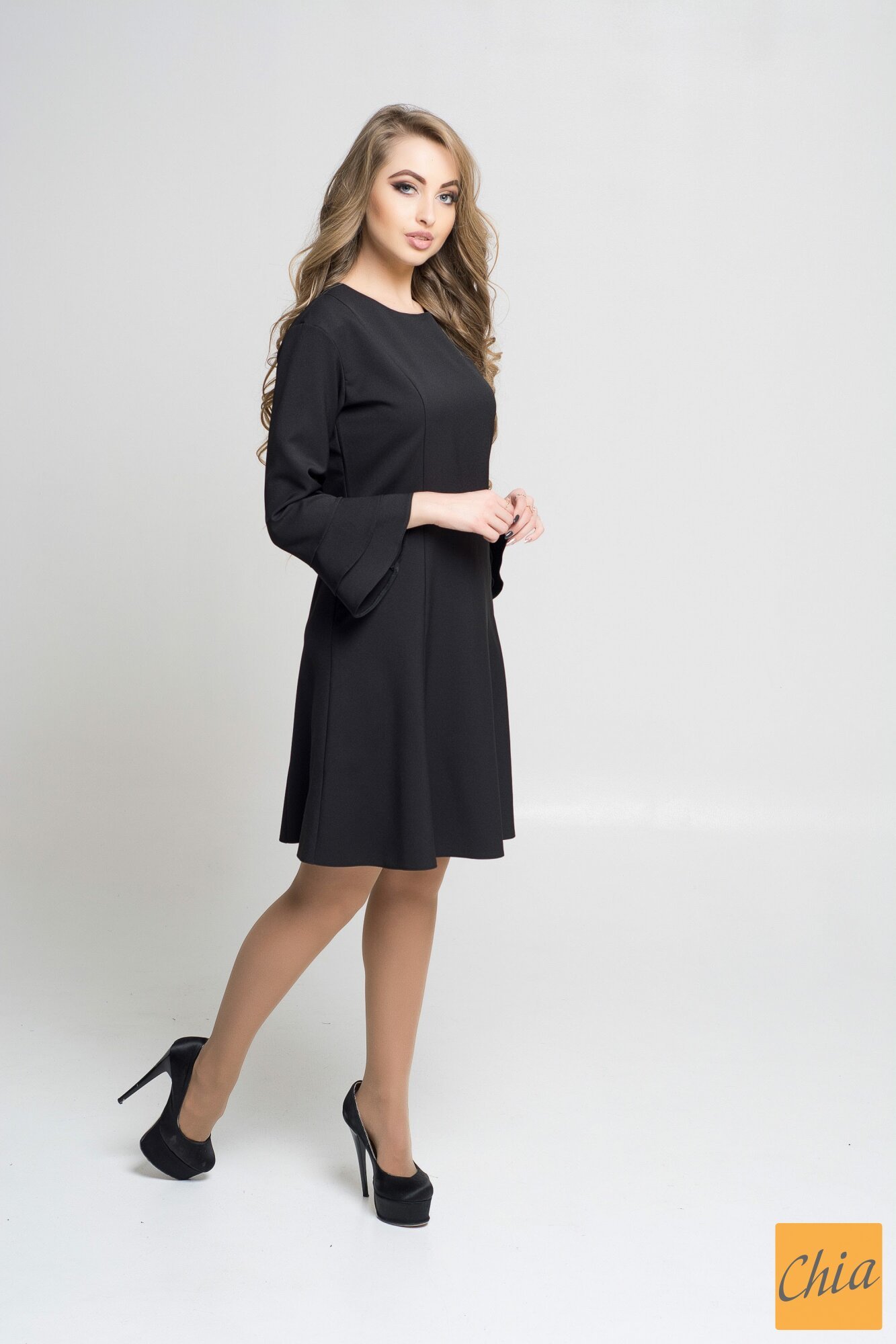 Изящное женское платье с расклешенными рукавами