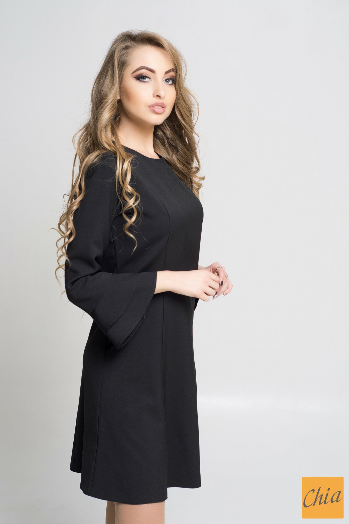 Изящное женское платье с расклешенными рукавами