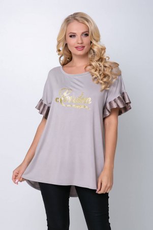 Футболка с оборкой на рукавах