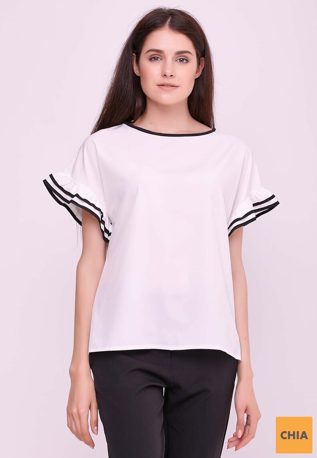 Женская блузка с пуговицами на спине белая