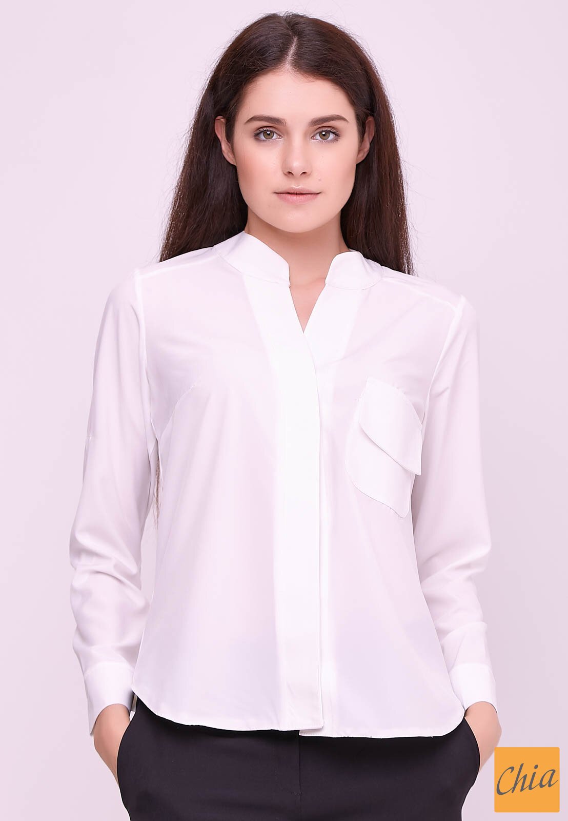 Классическая блузка с карманом на груди белая