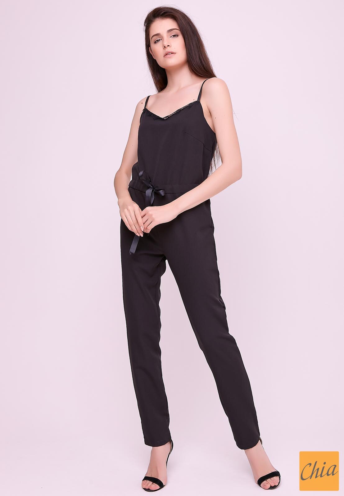 Женский костюм в бельевом стиле из комбинезона и жакета черный