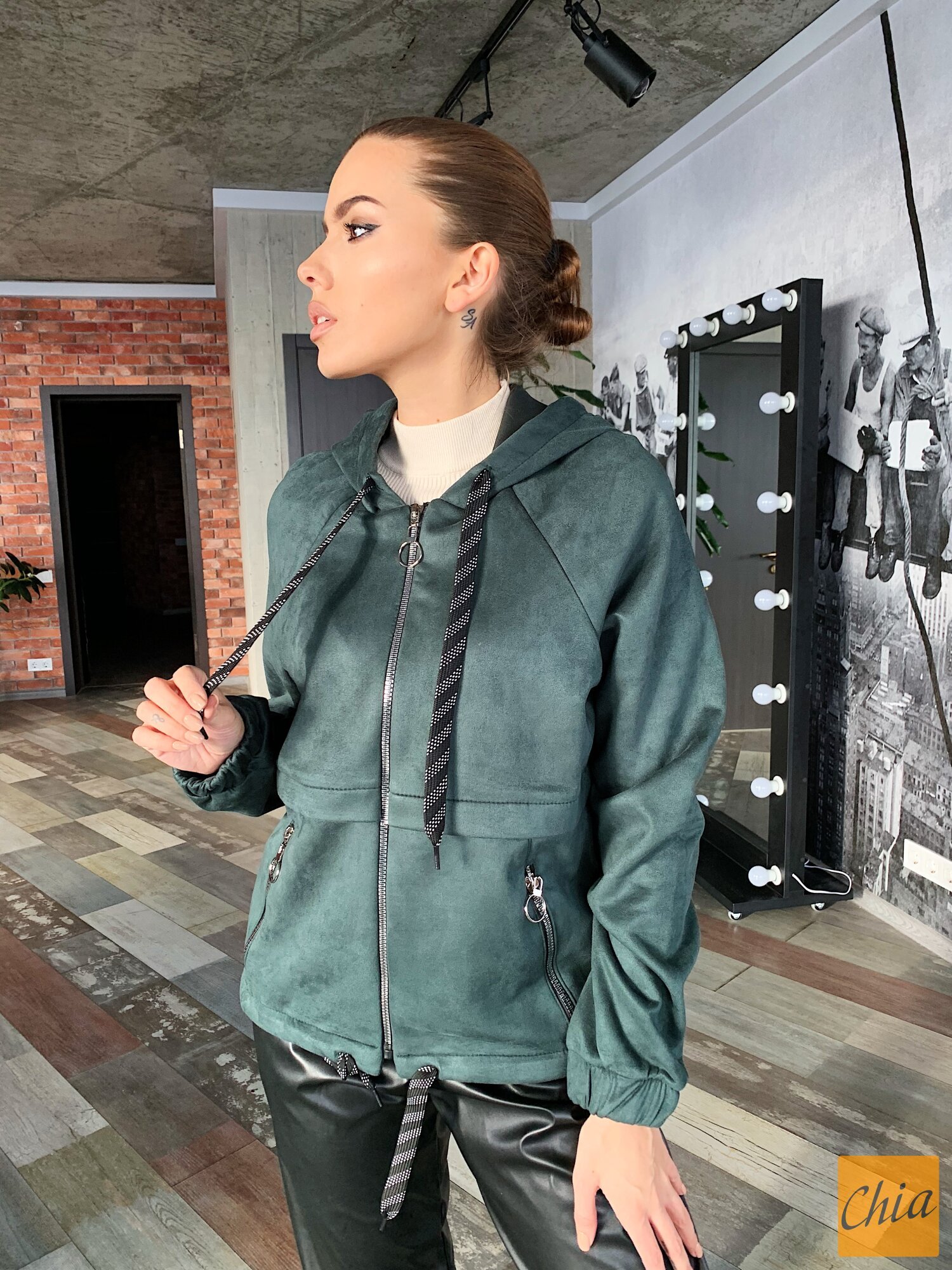 Замшевое женское худи с капюшоном