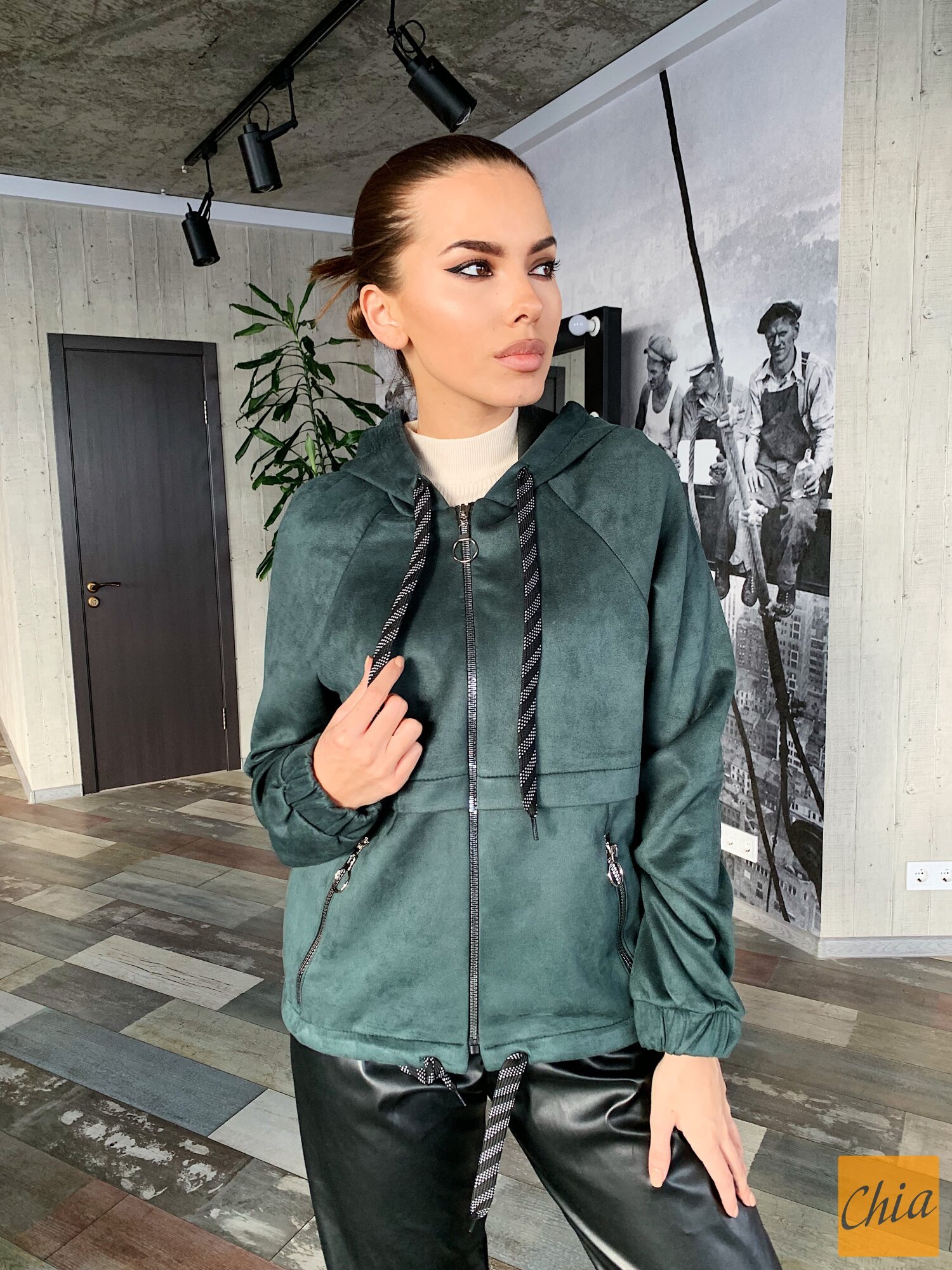 Замшевое женское худи с капюшоном