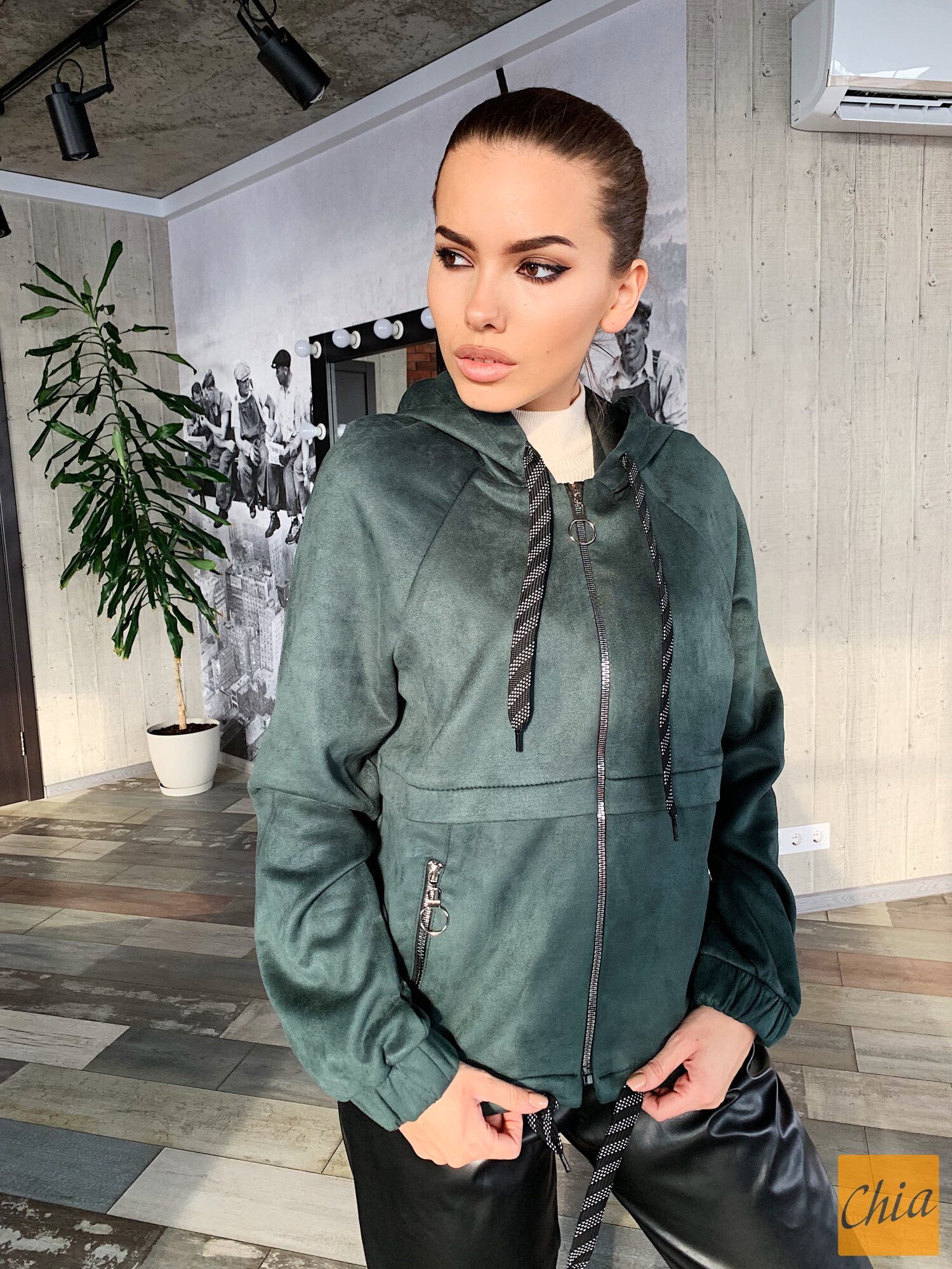 Замшевое женское худи с капюшоном