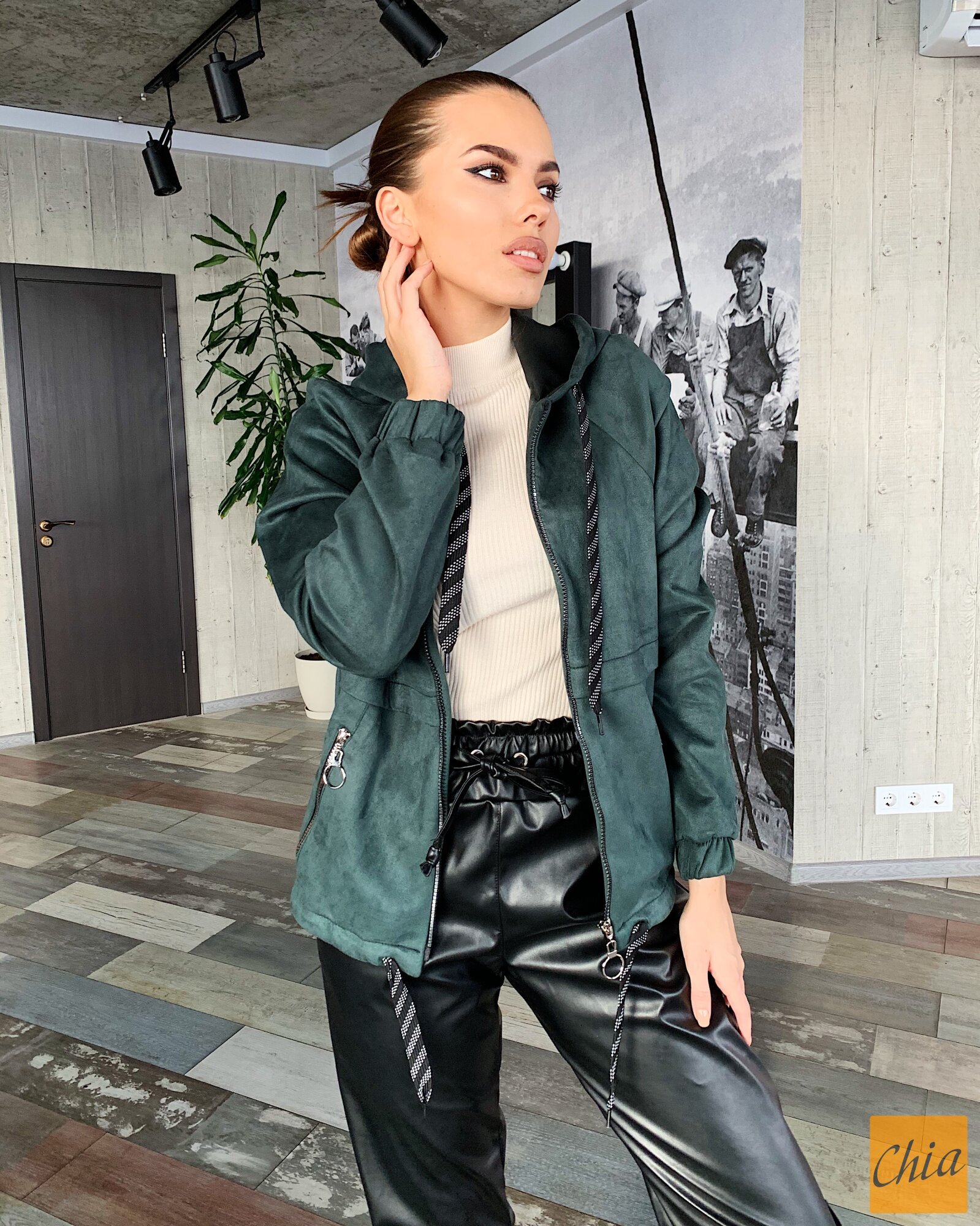 Замшевое женское худи с капюшоном