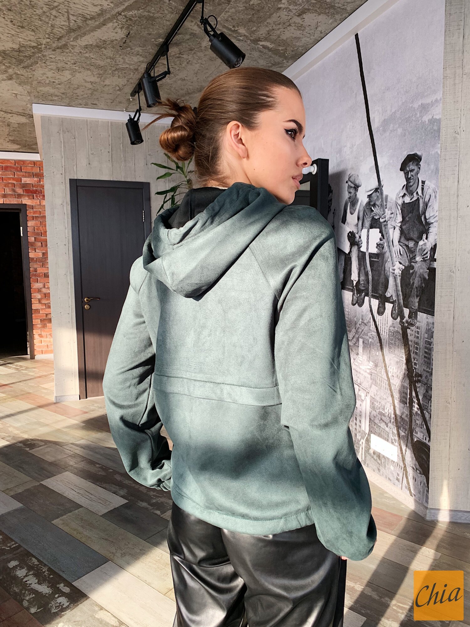 Замшевое женское худи с капюшоном