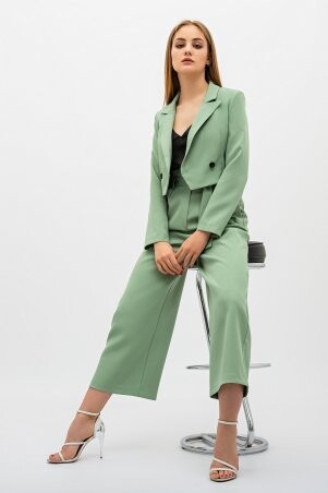 Itelle: Офисный костюм с коротким жакетом и брюками-кюлотами оливкового цвета Луиза 3050 - фото 1