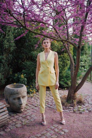 Itelle: Летний брючный костюм с длинным жилетом желтого цвета Лика 3053 - фото 1