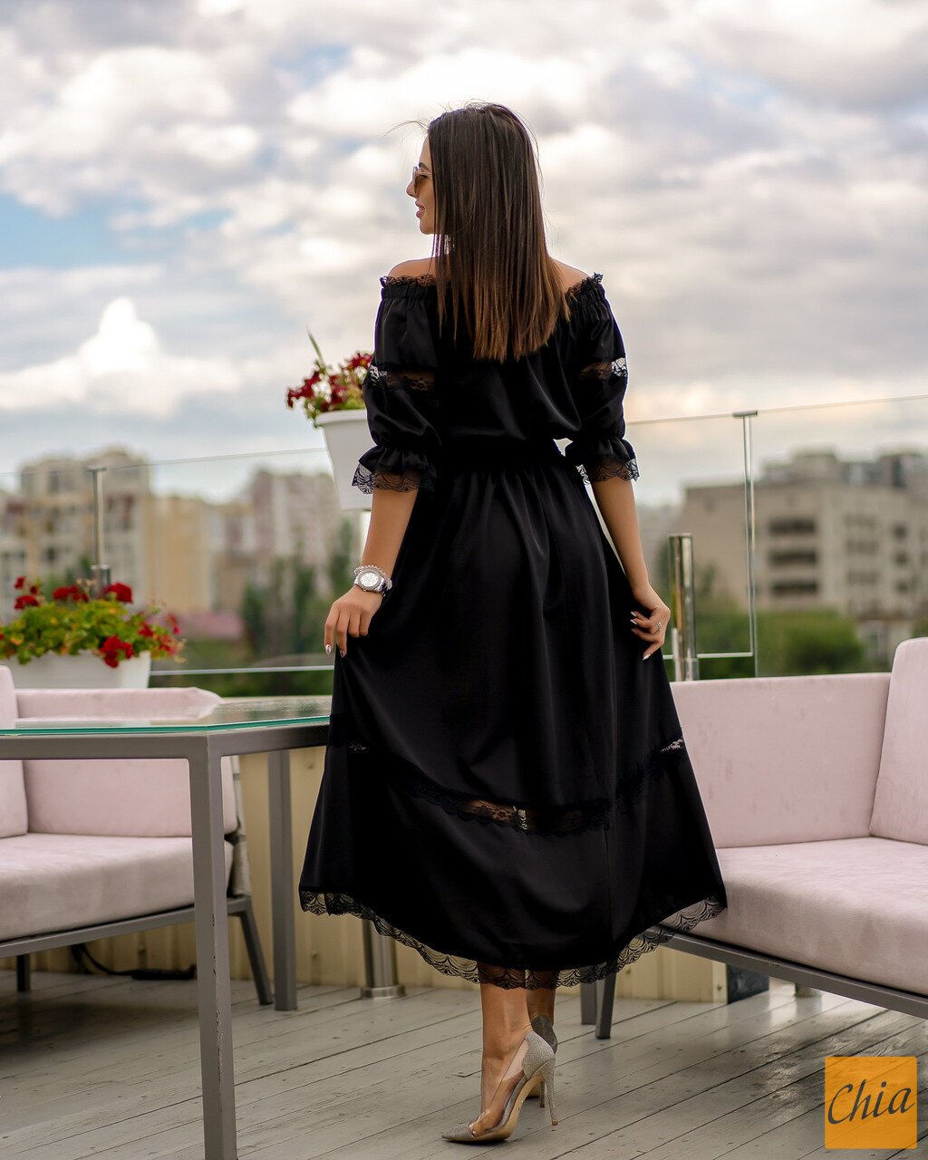 Платье с кружевом