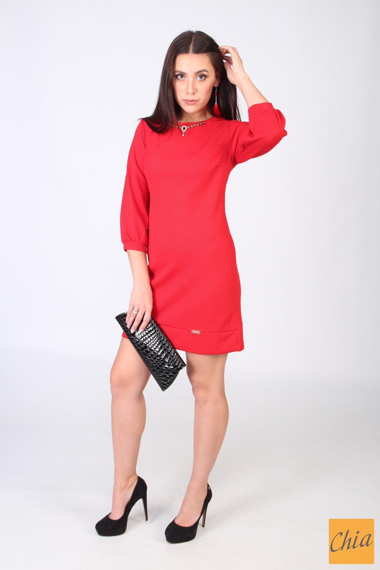 Платье алого цвета с украшением на горловине