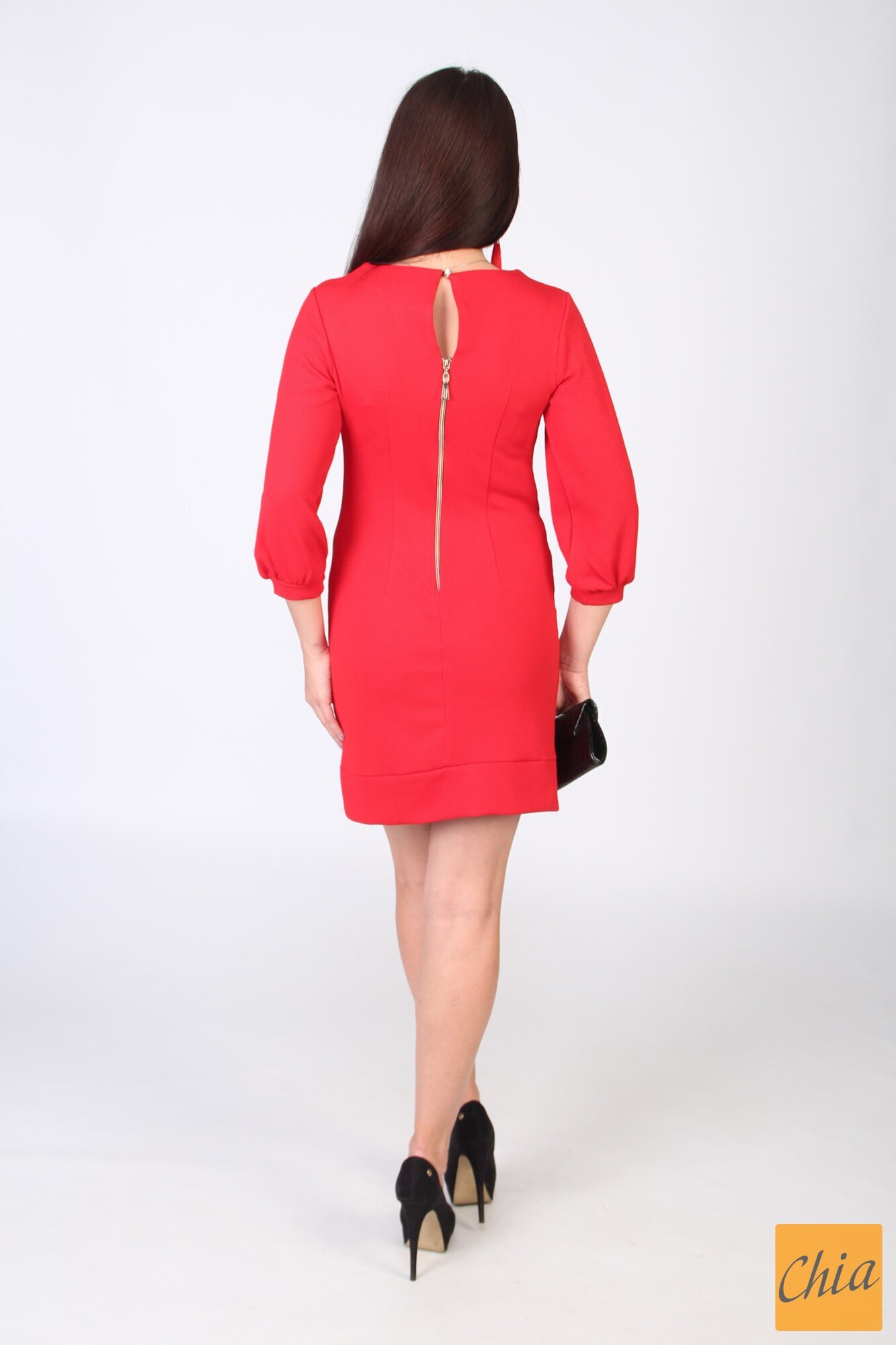 Платье алого цвета с украшением на горловине