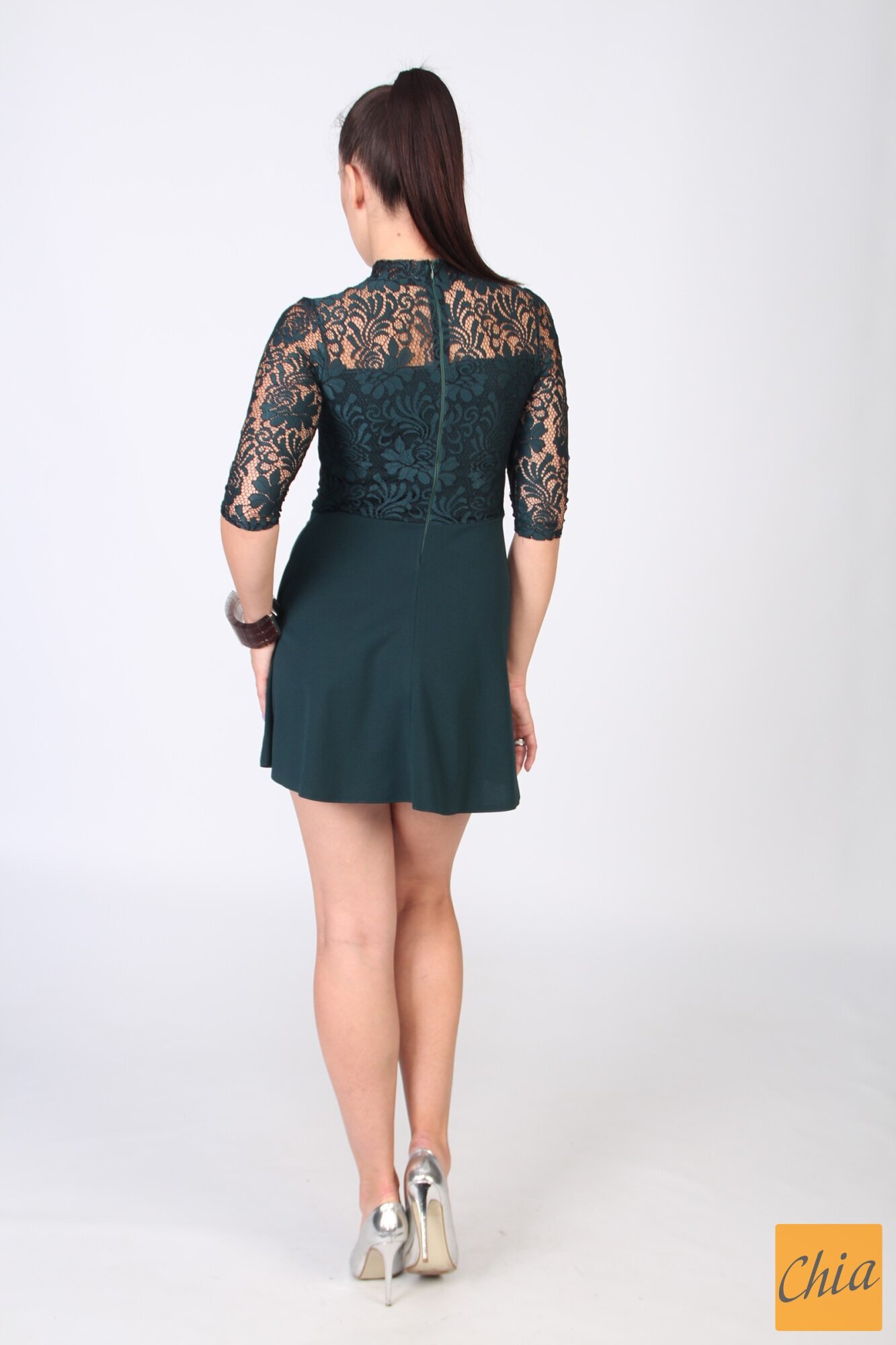 Зеленое платье с фактурным гипюром