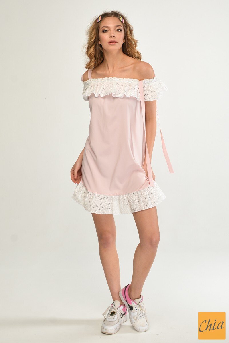 Розовое открытое платье с завязками на плечах с белой прошвой спущенного рукава и рюшей