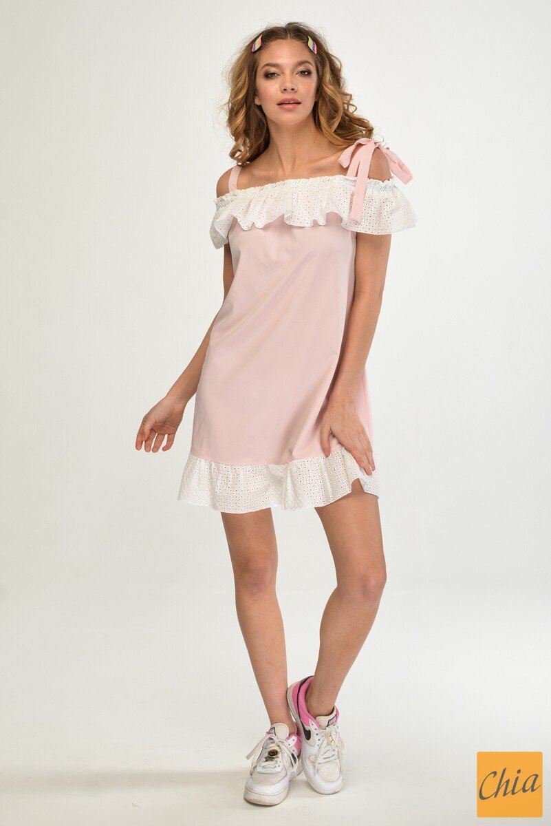 Розовое открытое платье с завязками на плечах с белой прошвой спущенного рукава и рюшей