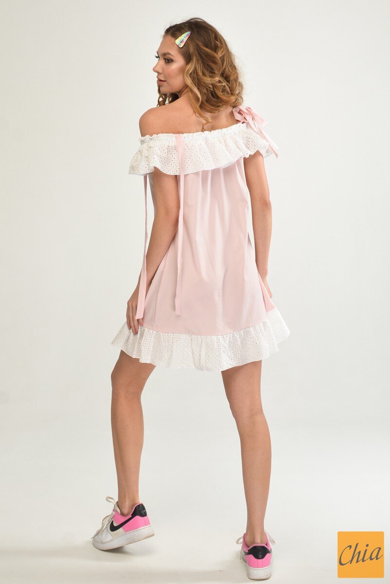 Розовое открытое платье с завязками на плечах с белой прошвой спущенного рукава и рюшей