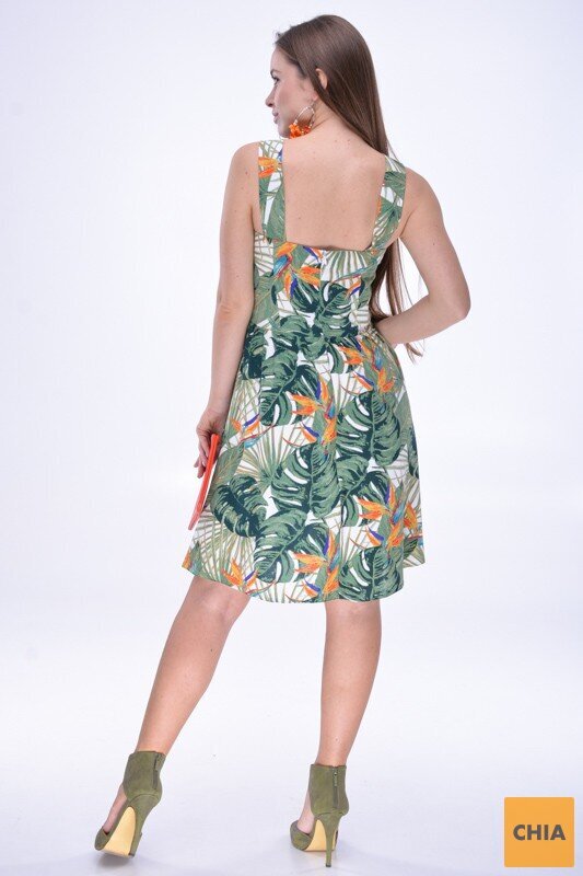 Платье сарафан с открытыми плечами в зеленый тропический принт с юбкой клёш