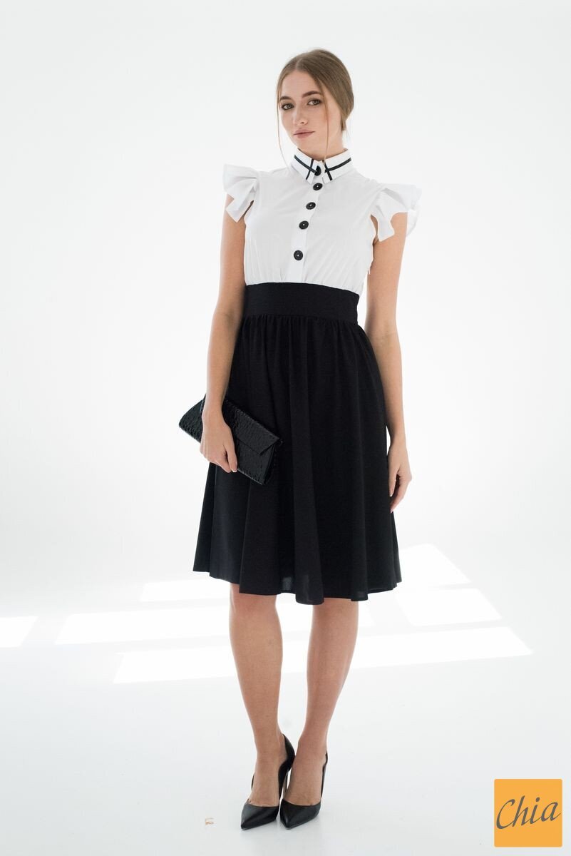 Летнее черно-белое платье с акцентным воротником и пуговицами