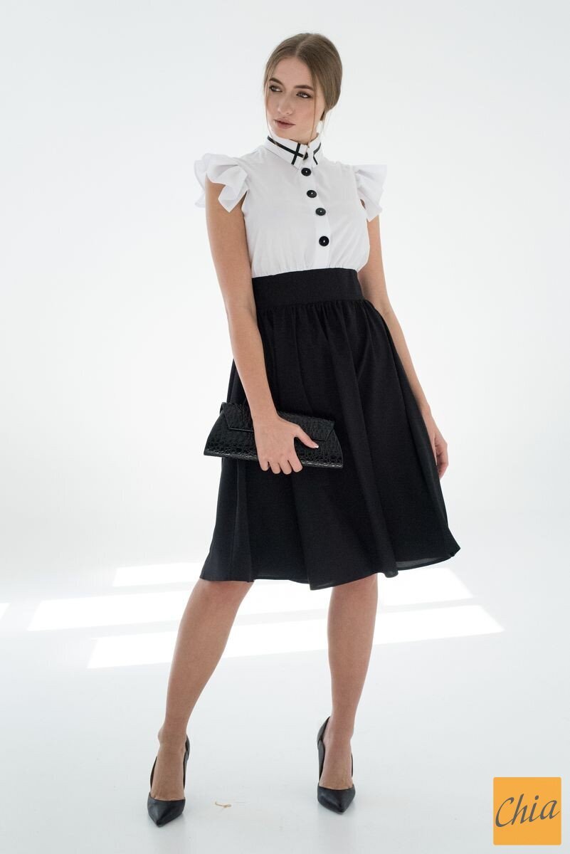 Летнее черно-белое платье с акцентным воротником и пуговицами