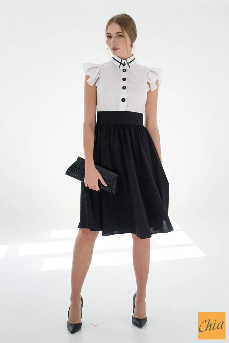 Летнее черно-белое платье с акцентным воротником и пуговицами