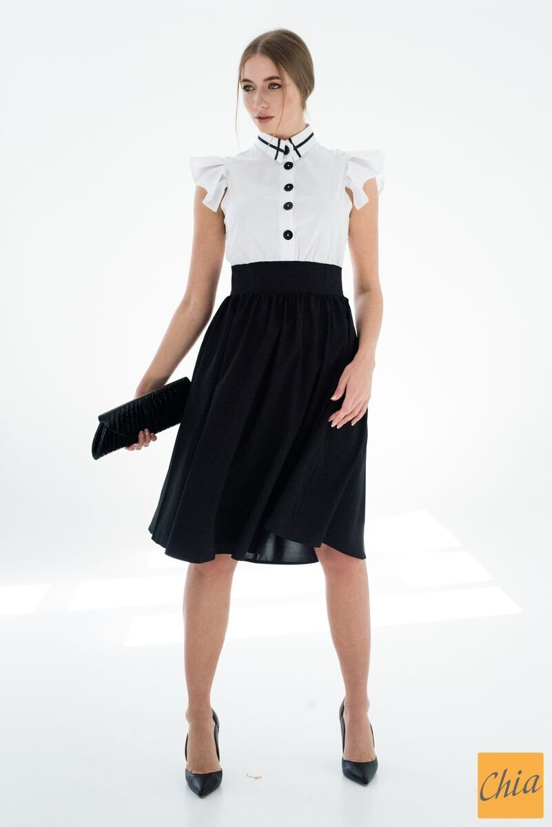 Летнее черно-белое платье с акцентным воротником и пуговицами