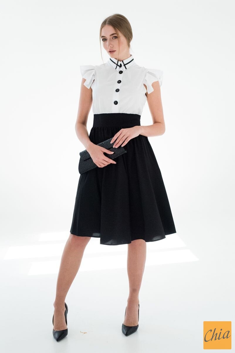 Летнее черно-белое платье с акцентным воротником и пуговицами