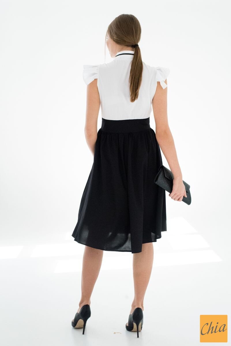 Летнее черно-белое платье с акцентным воротником и пуговицами