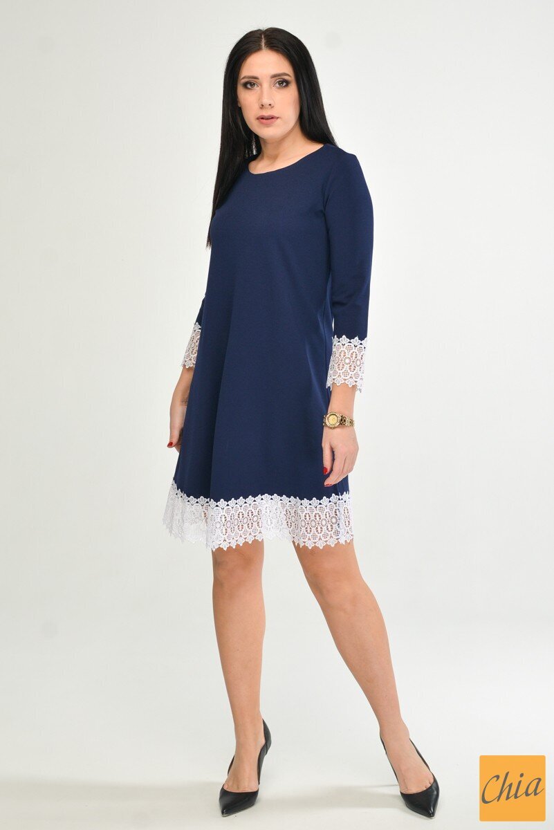 Синее платье с отделкой из кружева