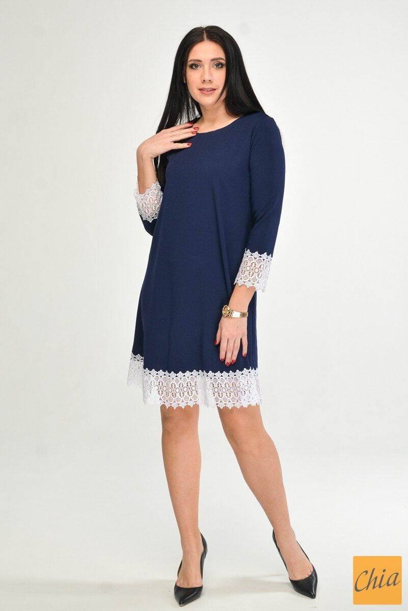 Синее платье с отделкой из кружева