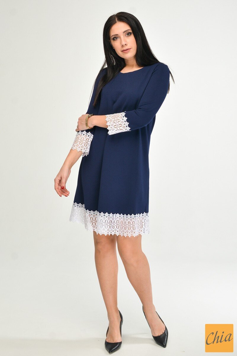 Синее платье с отделкой из кружева